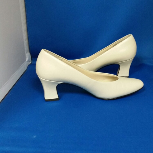 Candid Statements Bone Leather pump. Size 6-1/2m. - Picture 5 of 7